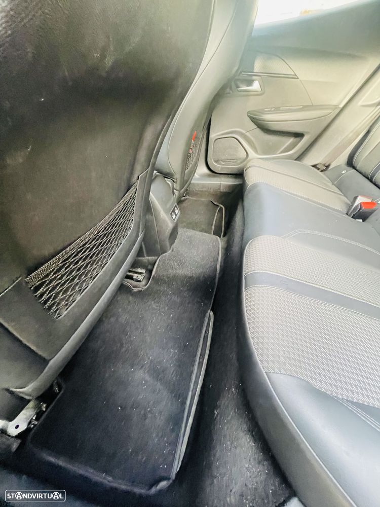 Peugeot e-2008 50 kWh GT Line - 9