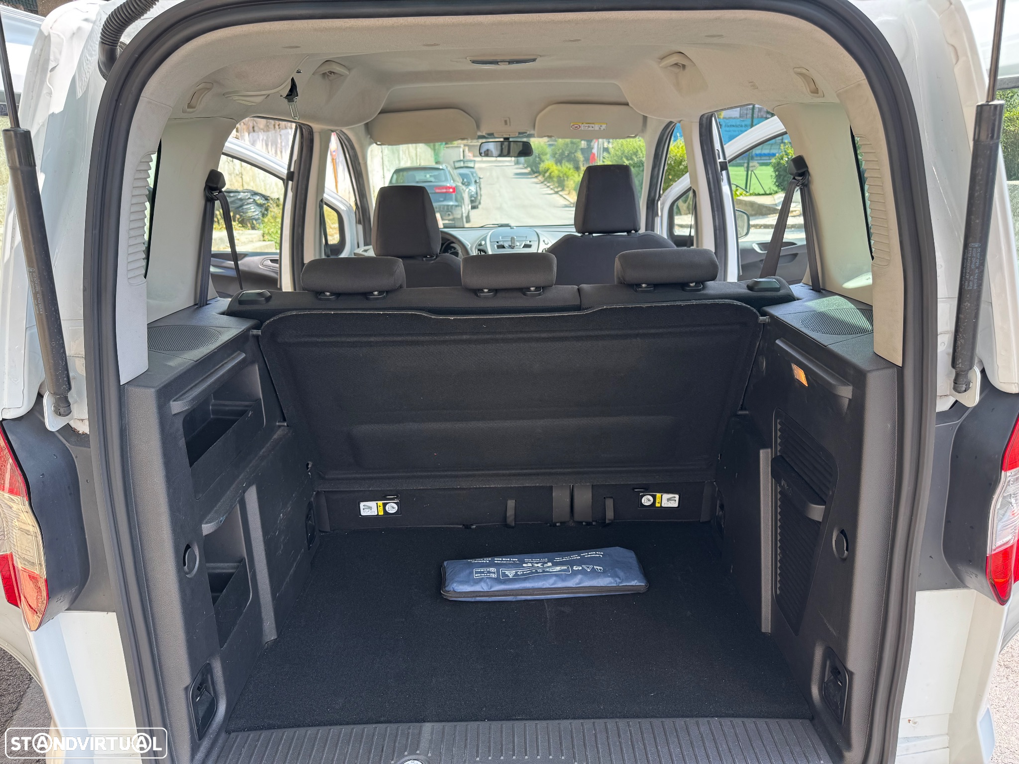 Ford Tourneo Courier 1.5 TDCi Ambiente - 24