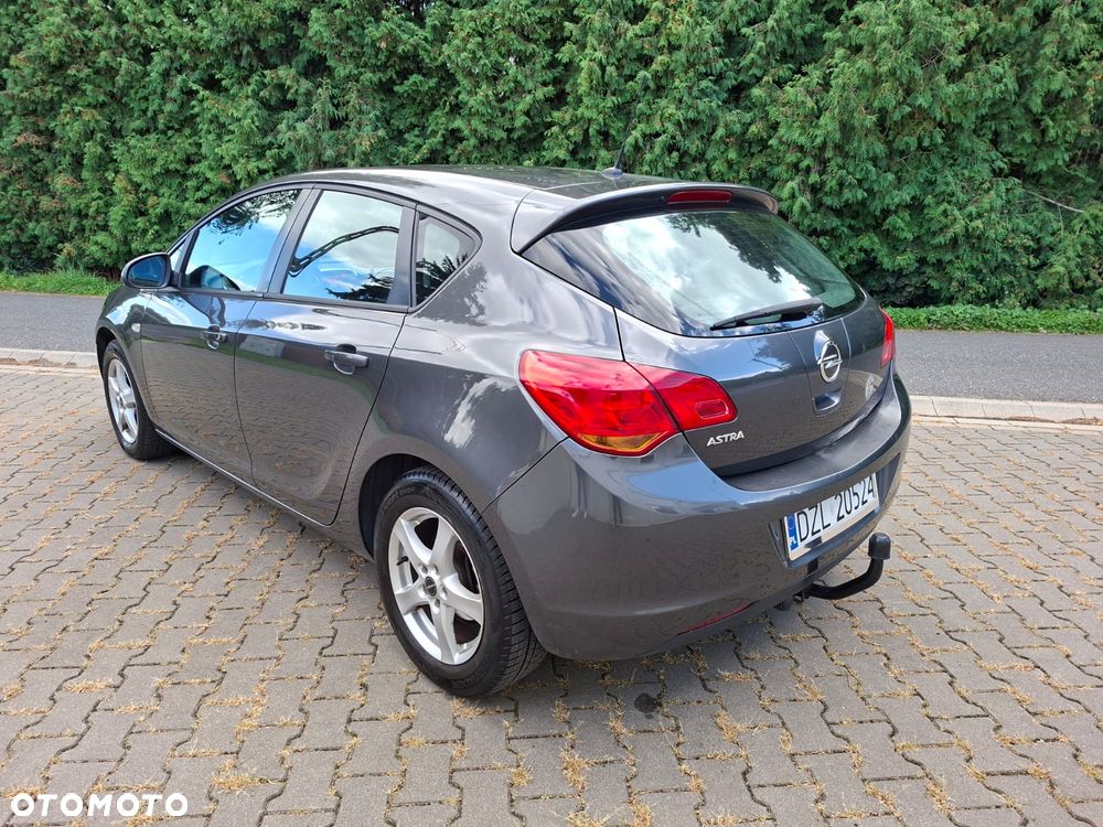 Opel Astra 2011 photo 4