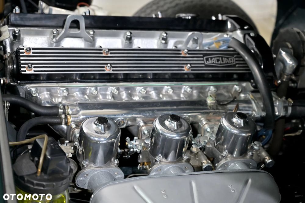 Jaguar E-Type - 32