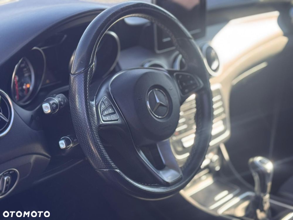 Mercedes-Benz GLA 180 d - 15