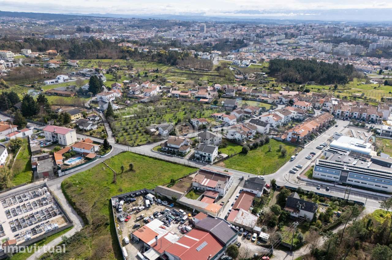 Terreno para construção de 2 Moradias Bifamiliares com 2058 m2 - Grande imagem: 2/9