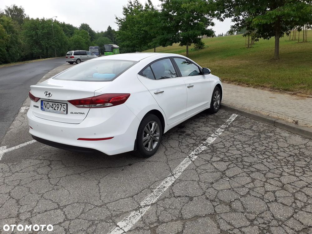 Hyundai Elantra 1.6 Comfort Premiere - 2