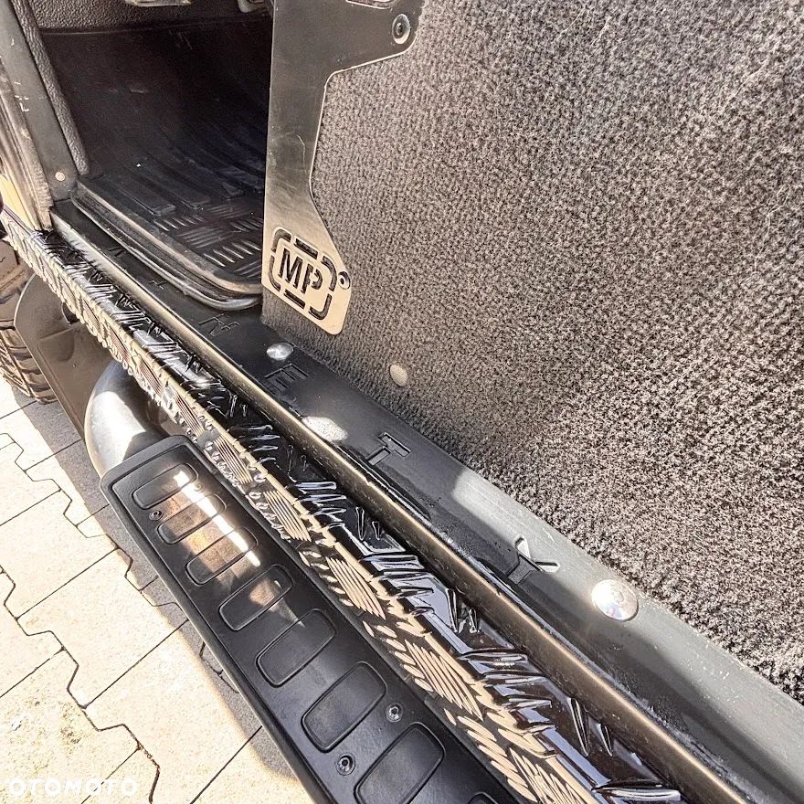 Land Rover Defender 2.4 TD4 SE - 12