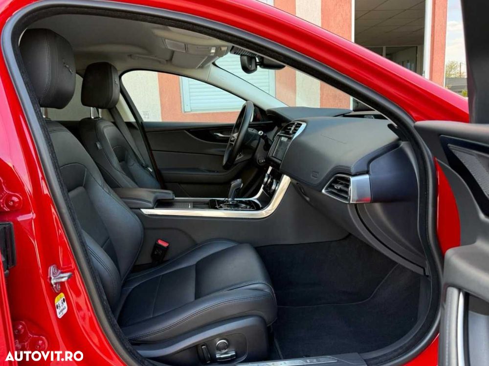 Jaguar XE D200 RWD MHEV R-Dynamic S - 19