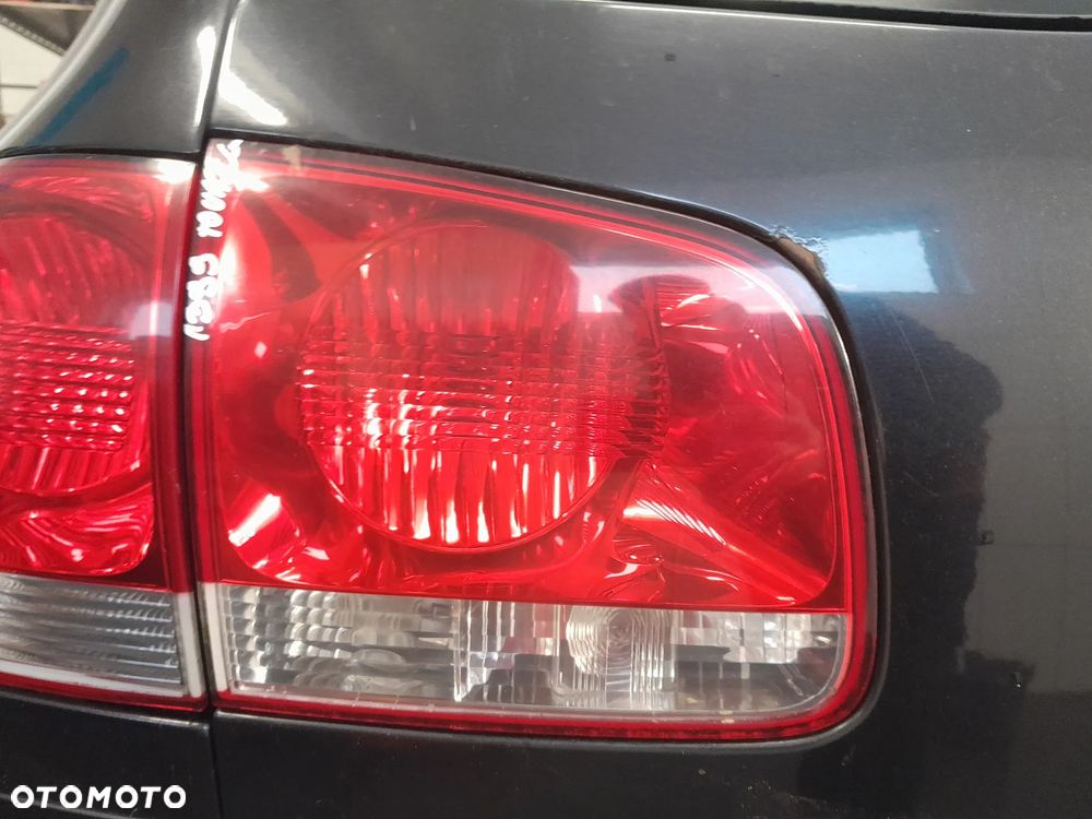 VW TOUAREG LAMPA LEWA TYLNA LEWY TYŁ W KLAPE - 1