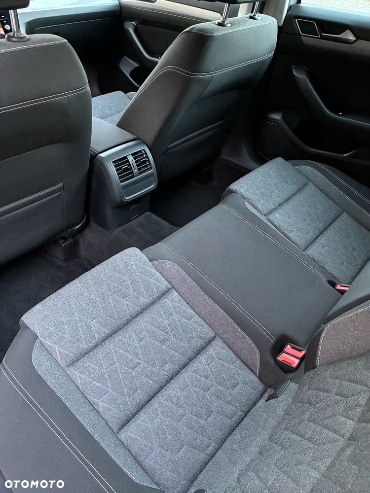 Volkswagen Passat - 37