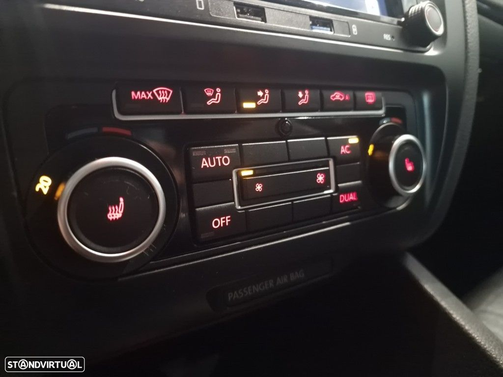 VW Jetta 1.6 TDi Highline - 29