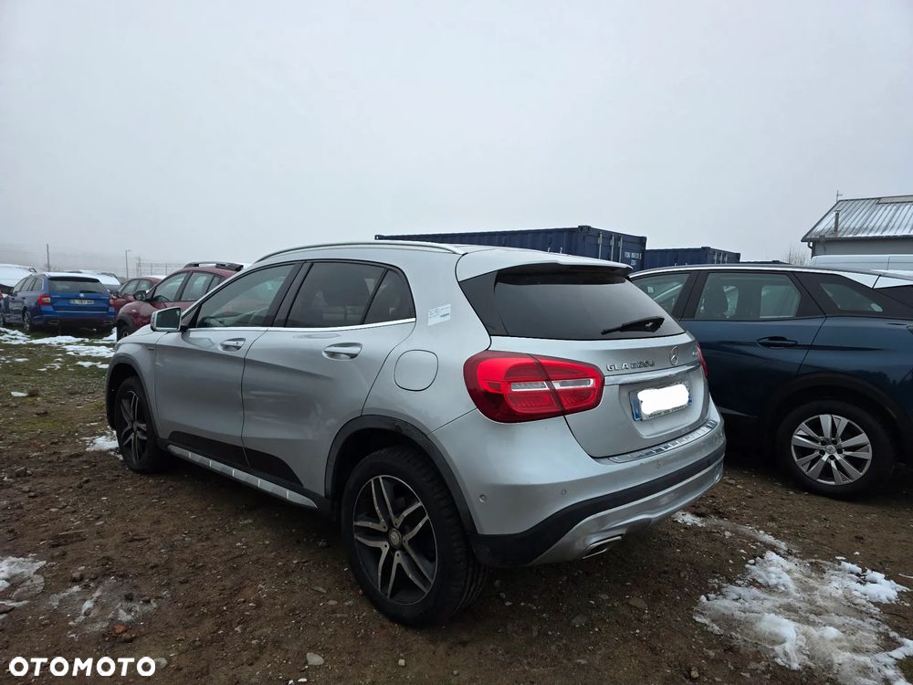 Mercedes-Benz GLA 220 d 4Matic 7G-DCT Activity Edition - 3