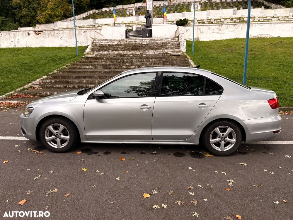Volkswagen Jetta 1.6 TDI Blue Motion Technology Comfortline - 17