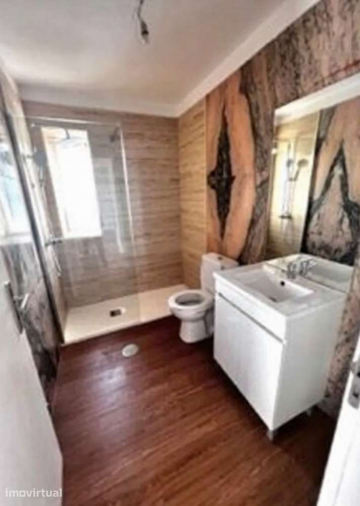 T2 Totalmente Remodelado em Ramalde | Garagem + Arrumos - Grande imagem: 2/19
