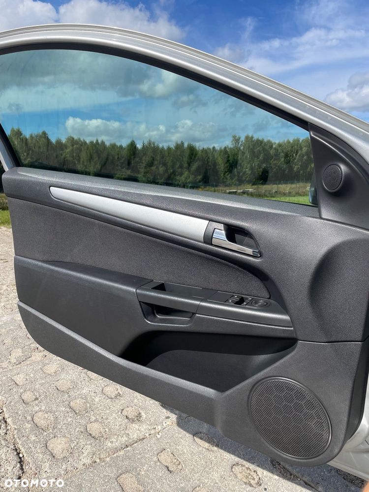 Opel Astra III GTC 1.9 CDTI Cosmo - 17