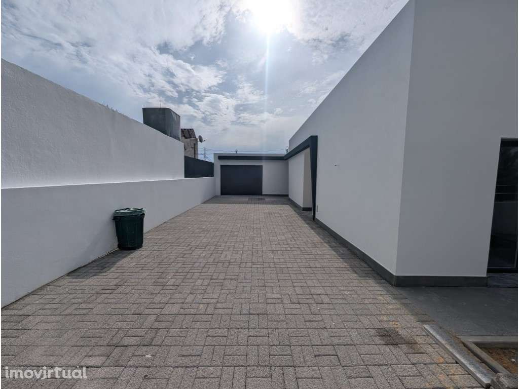 Moradia T3 a venda com Jardim Privado e Piscina na Quinta do Anjo - Grande imagem: 3/34