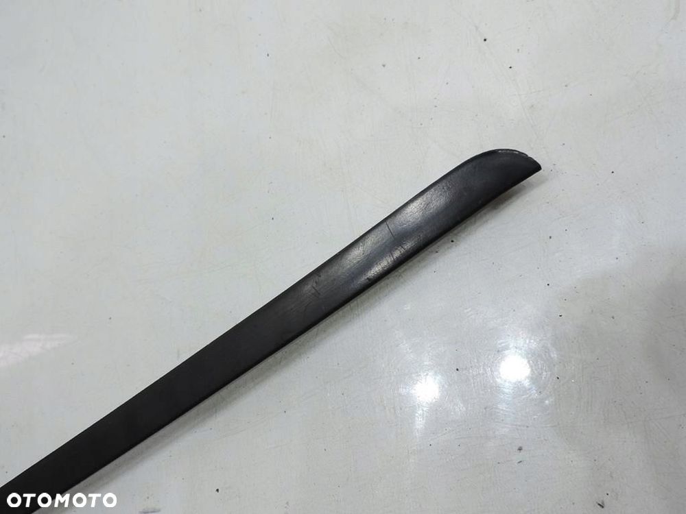 LISTWA SZYBY CZOŁOWEJ PRAWA AUDI A4 B7 - 3