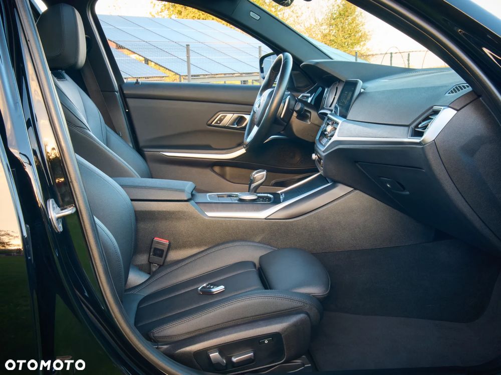 BMW Seria 3 330i xDrive Sport Line - 36