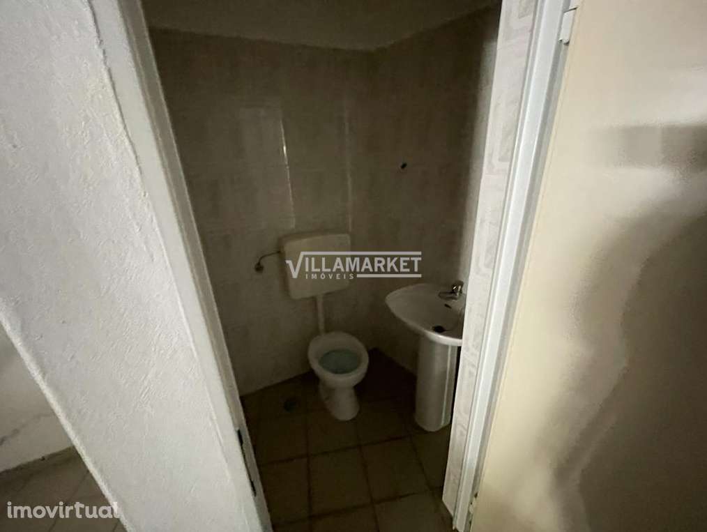 Loja da banca com 57 m2 composta por 2 pisos situada em Santiago do Ca - Grande imagem: 4/4