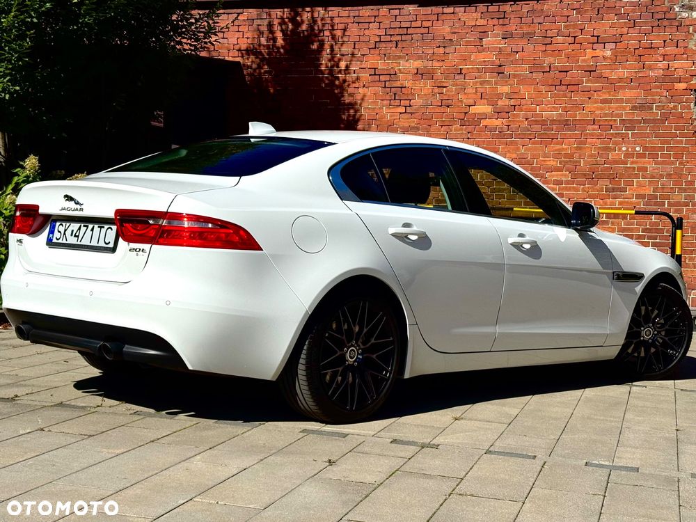 Jaguar XE 2.0 T Prestige - 3