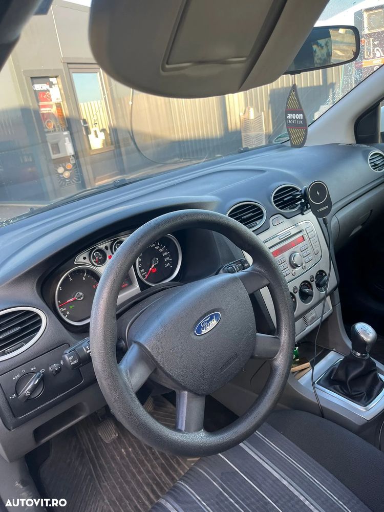 Ford Focus 1.6 TDCi DPF Ambiente - 8