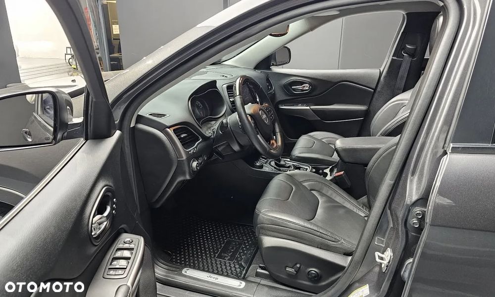 Jeep Cherokee - 16