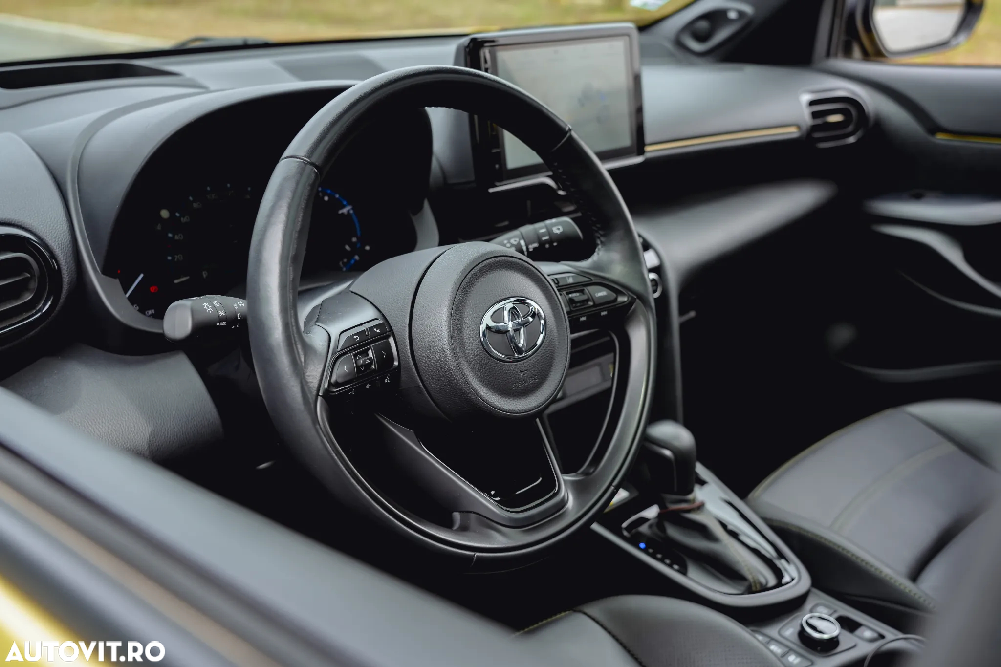 Toyota Yaris 1.5 L CVT Dynamic Plus Bi-tone - 12