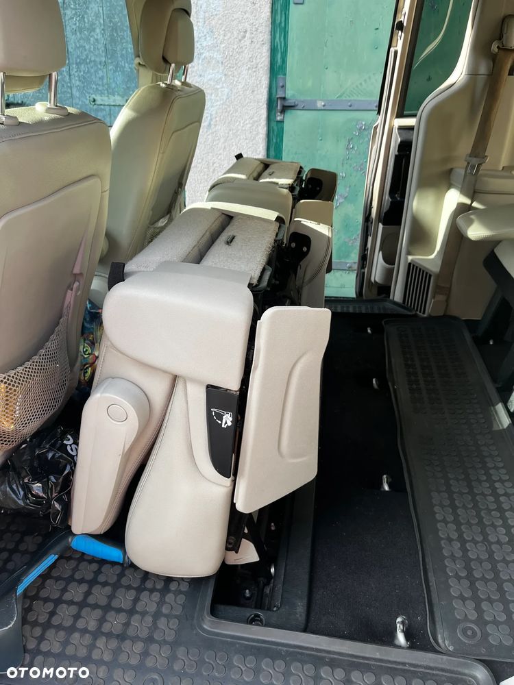 Chrysler Town & Country - 19