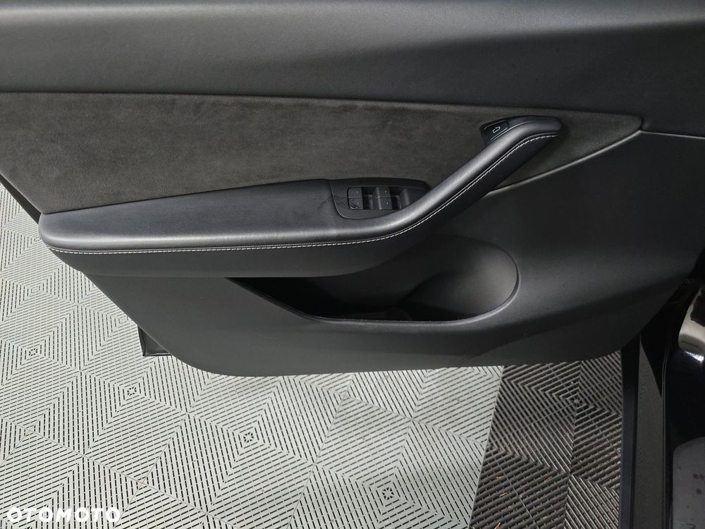 Tesla Y Performance AWD - 7