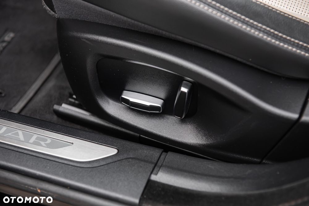 Jaguar XF P250 R-Dynamic BLACK - 17