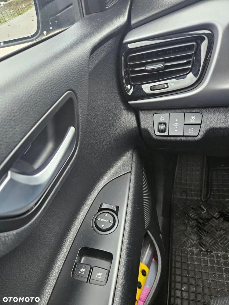 Kia Rio 1.2 L - 12