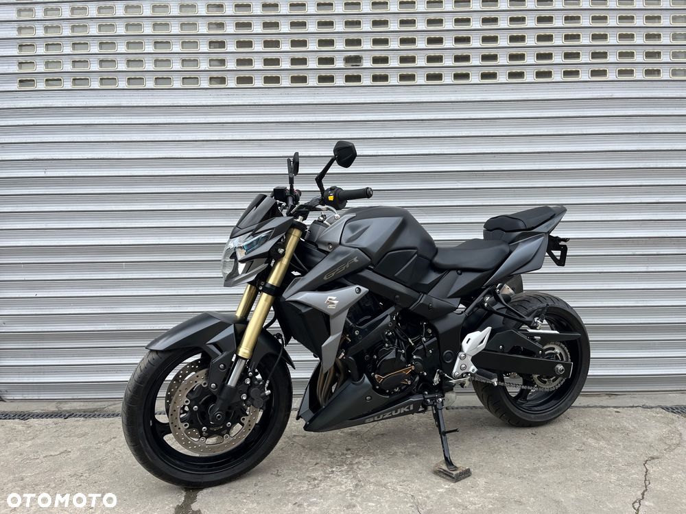 Suzuki GSR - 27