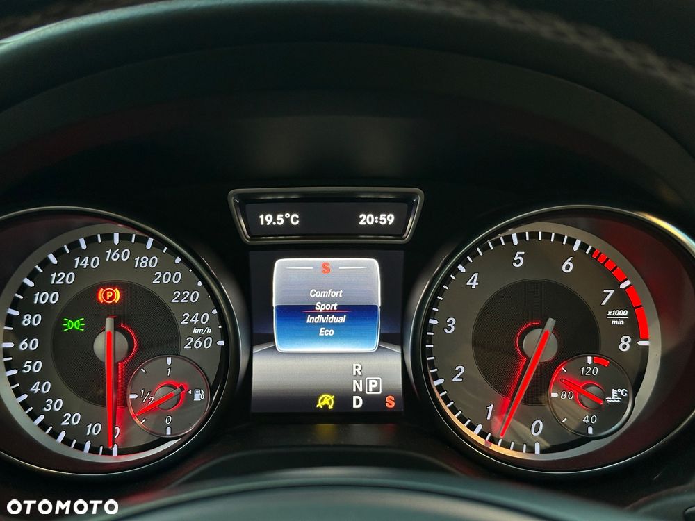 Mercedes-Benz CLA 200 7G-DCT UrbanStyle Edition - 39