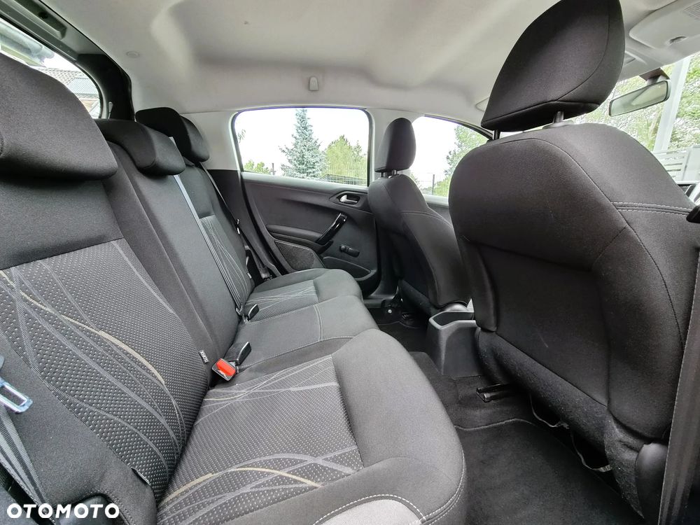 Peugeot 208 - 8