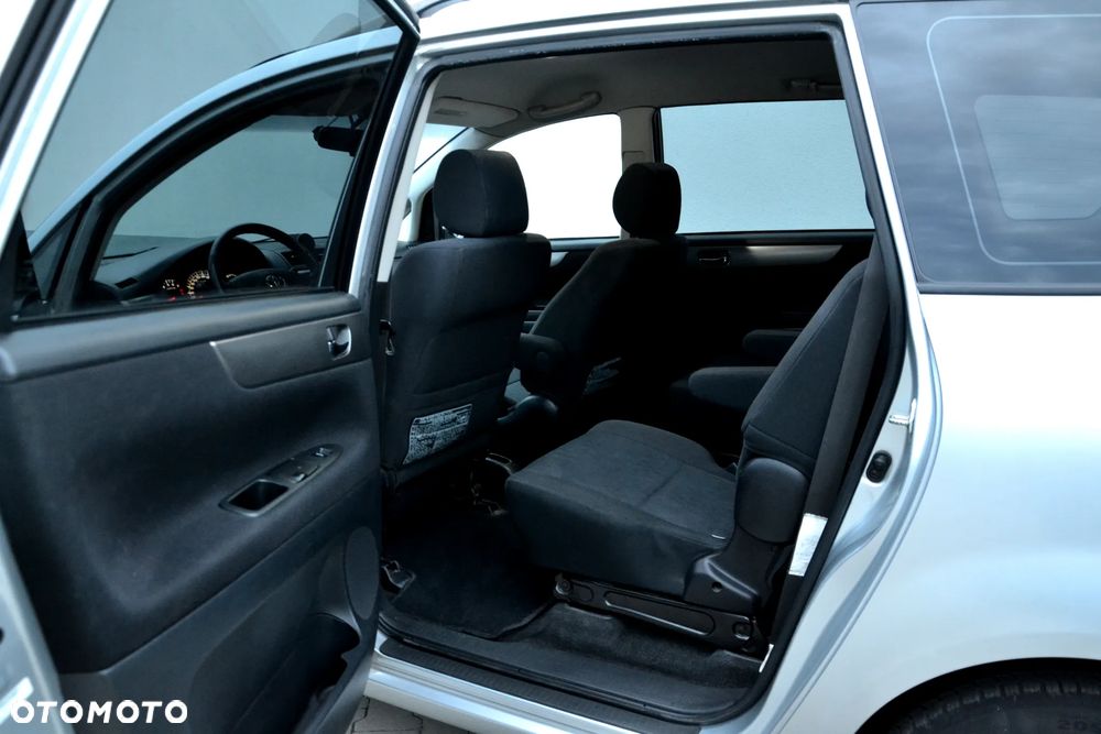 Toyota Avensis Verso 2.0 - 15
