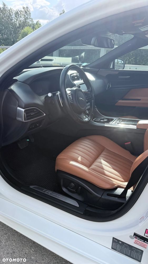Jaguar XE 2.0 T R-Sport - 20
