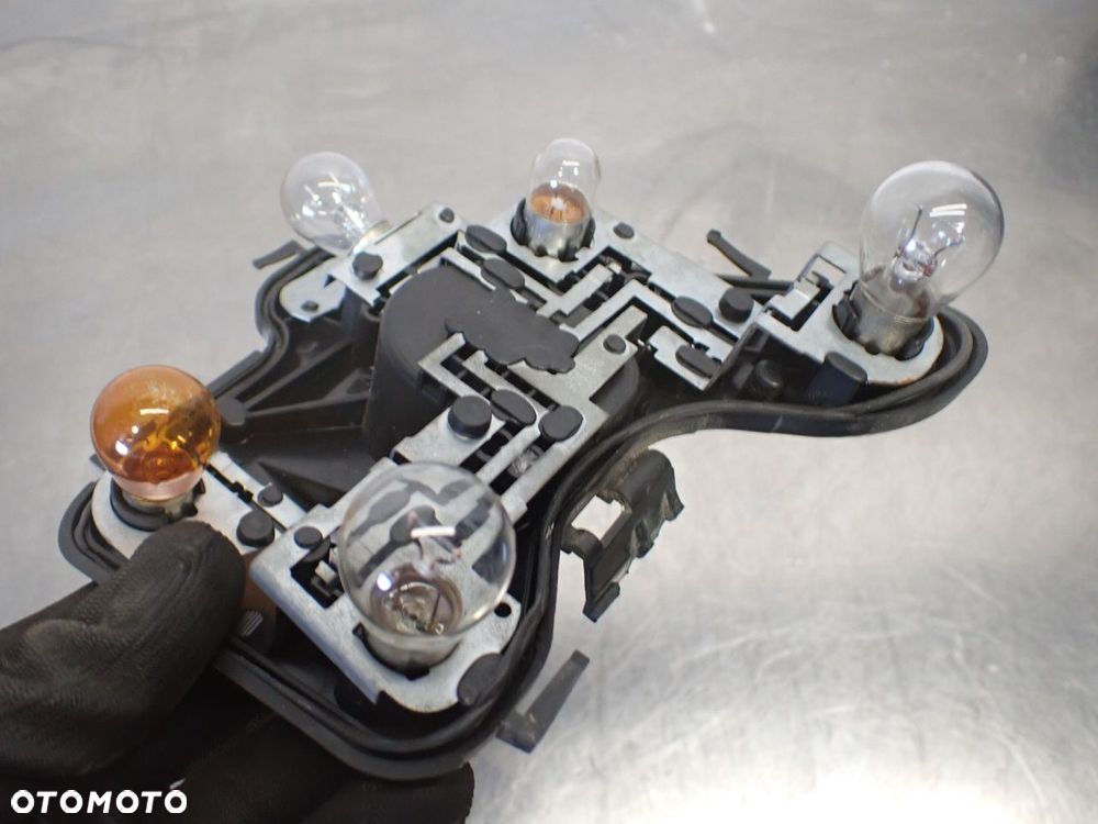 WKŁAD LAMPY PRAWY TYŁ AUDI A4 B6 1.9 - 2