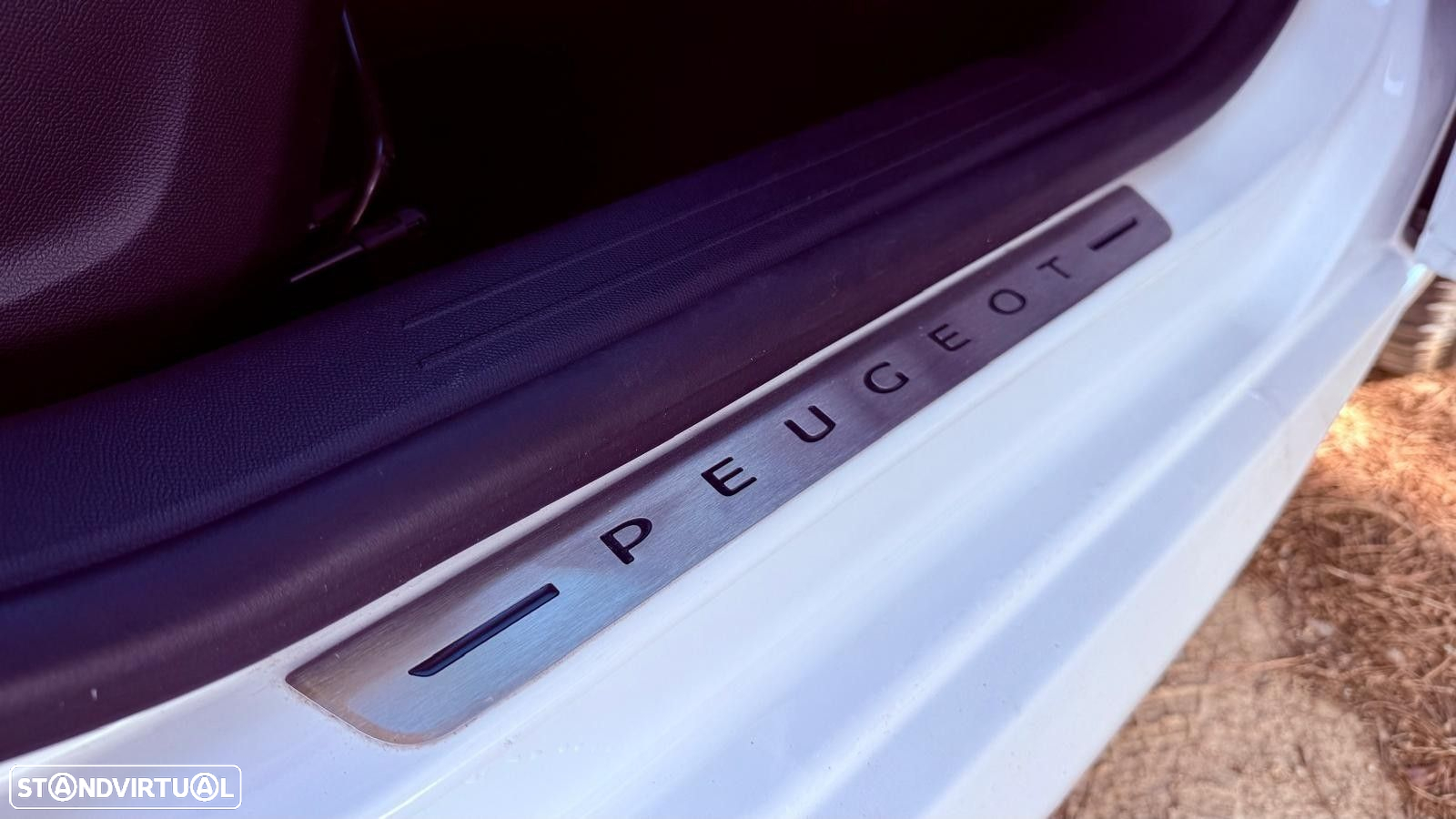 Peugeot 208 1.2 PureTech SE Style - 21