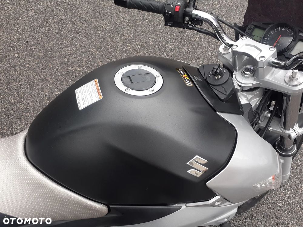 Suzuki GSR - 2