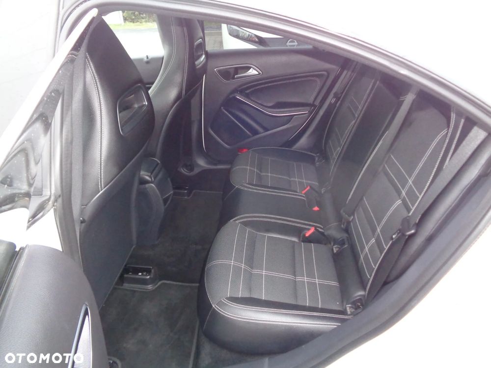 Mercedes-Benz CLA 180 Urban - 16