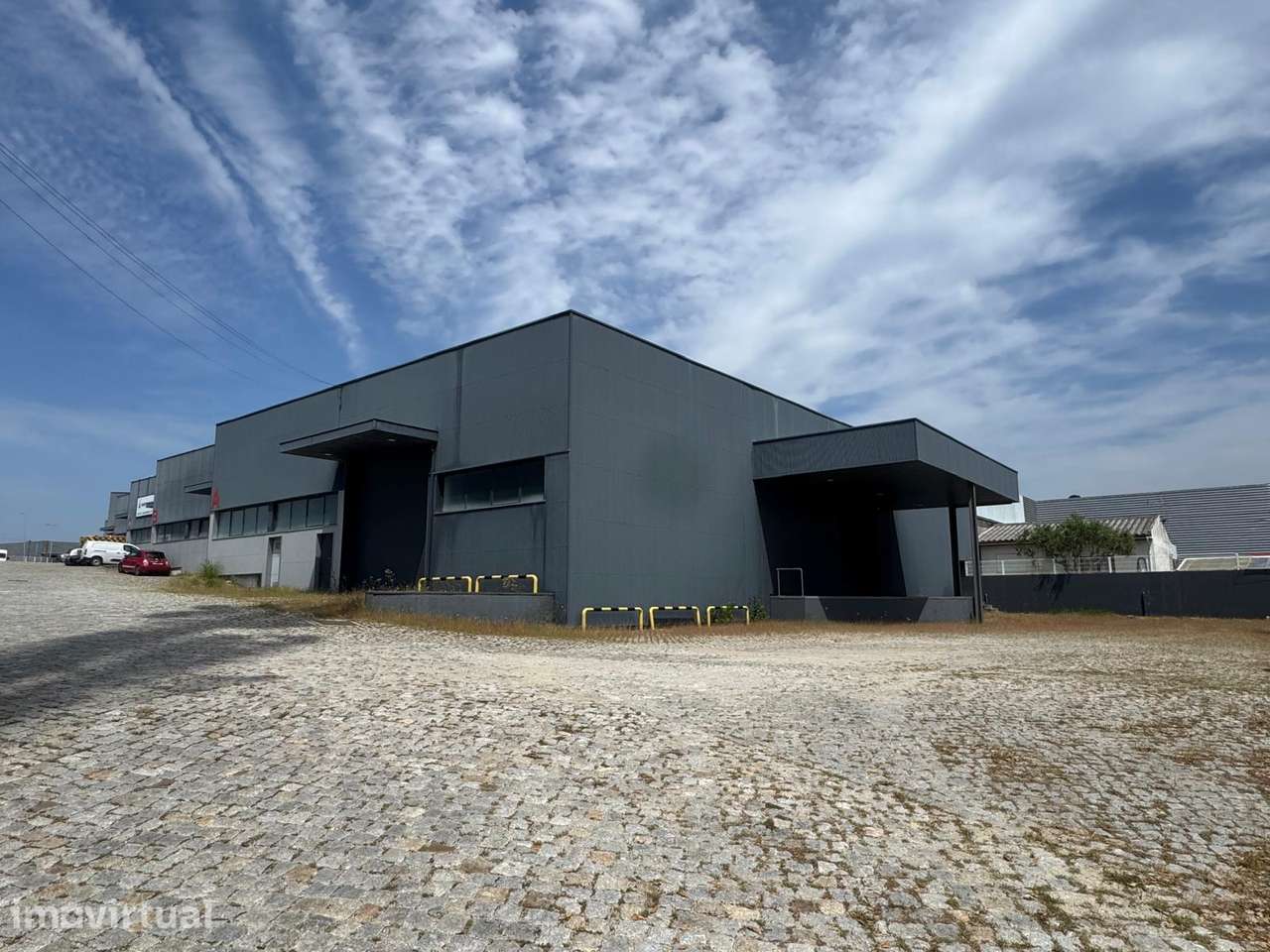 Armazém Industrial com Cais de Carga e Escritórios em Guijó - Grande imagem: 3/8