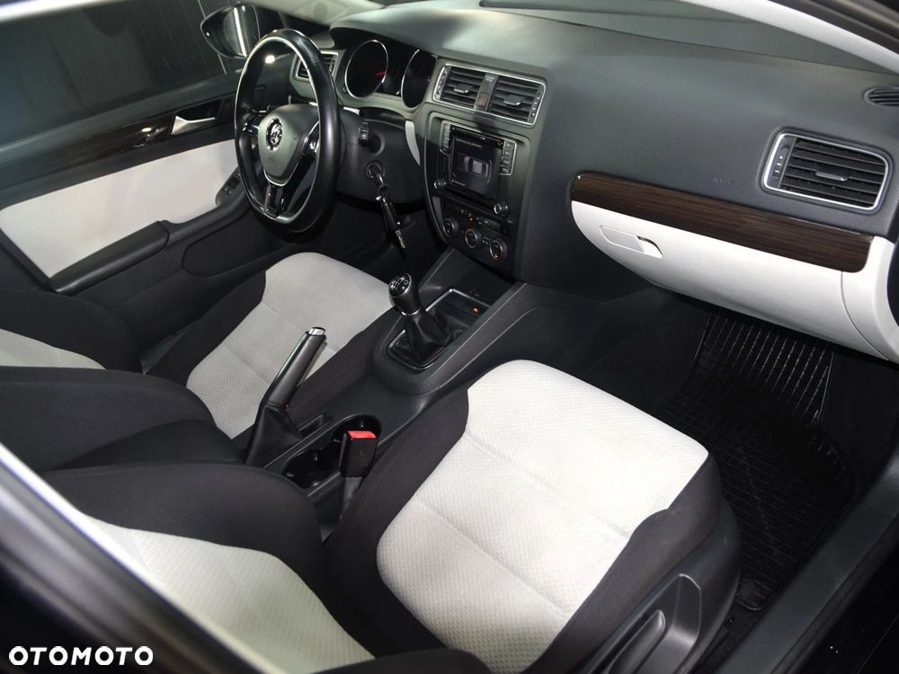 Volkswagen Jetta - 5