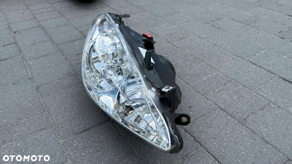Lampa przednia prawa Peugeot 307 EU Europa prawy przód TYC A166 Reflektor 3A/C, SW 3H, CC 3B, 3E - 7