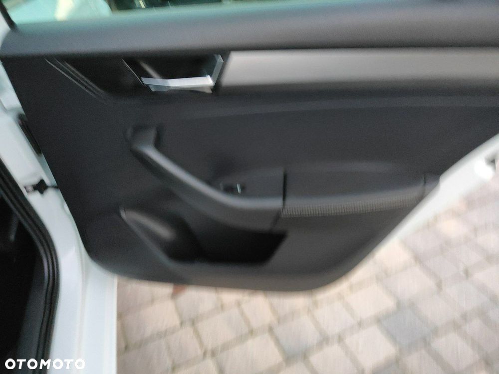 Skoda RAPID 1.0 TSI Clever - 24