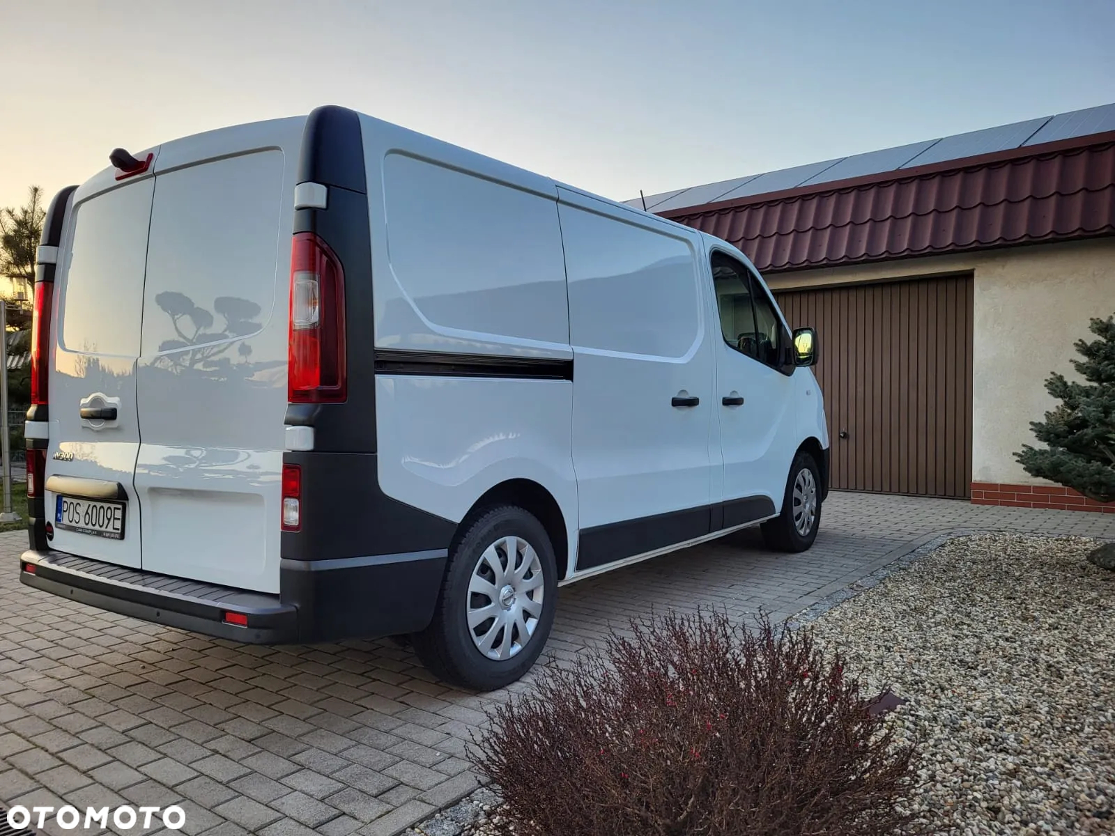 Nissan NV. 300 - 8