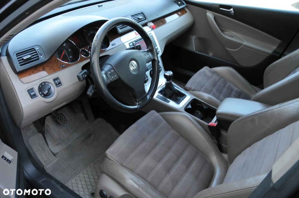 Volkswagen Passat 2.0 TDI DPF Highline - 14