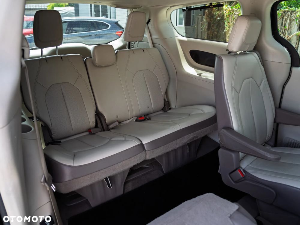 Chrysler Pacifica - 17