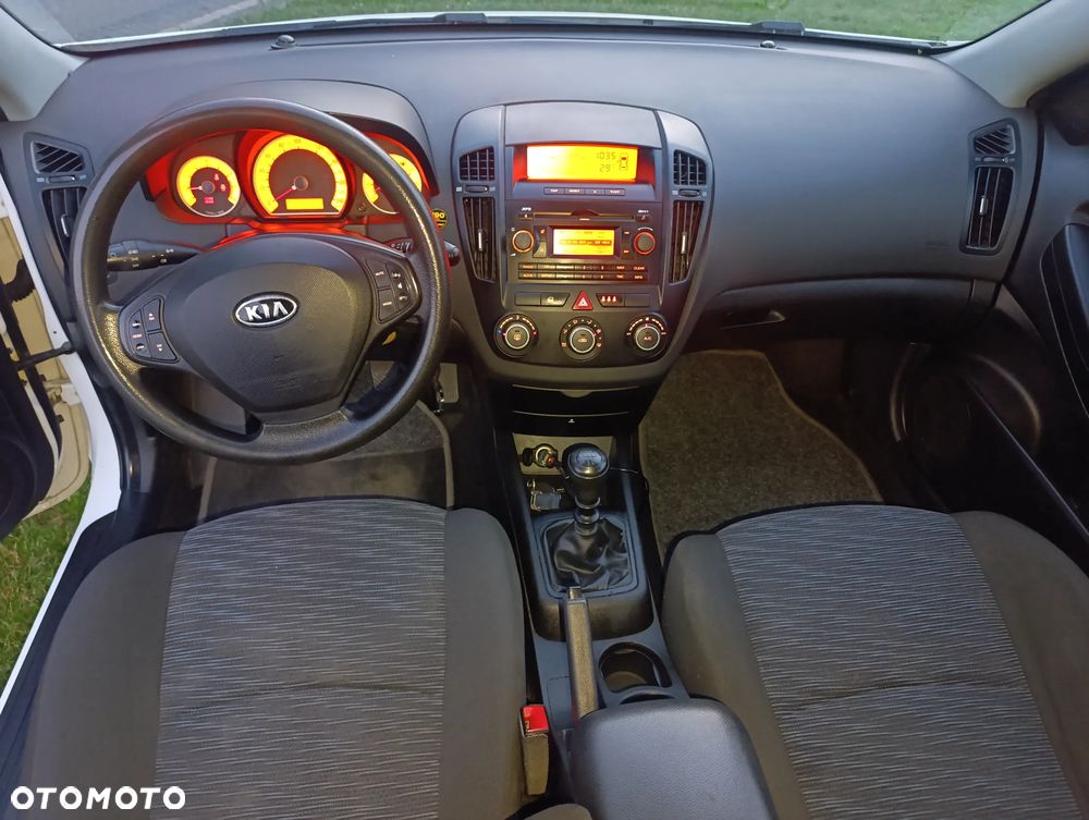 Kia Ceed 1.6 L - 12