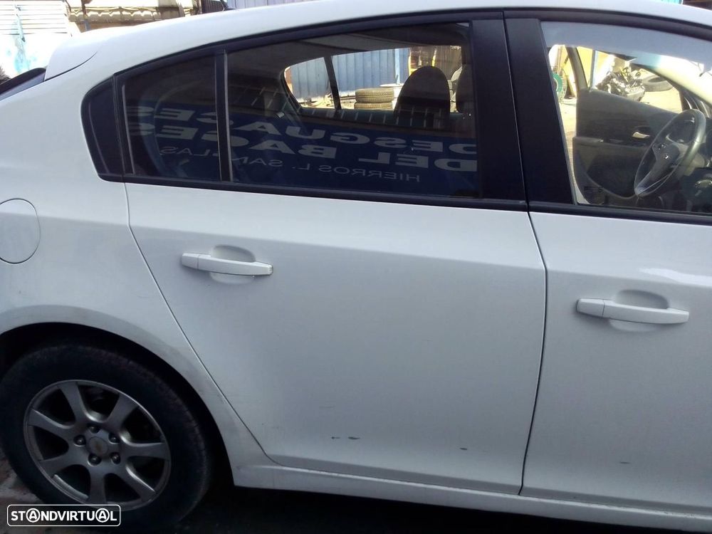 PORTA TRASEIRA DIREITA CHEVROLET CRUZE 5-PUERTAS - 1