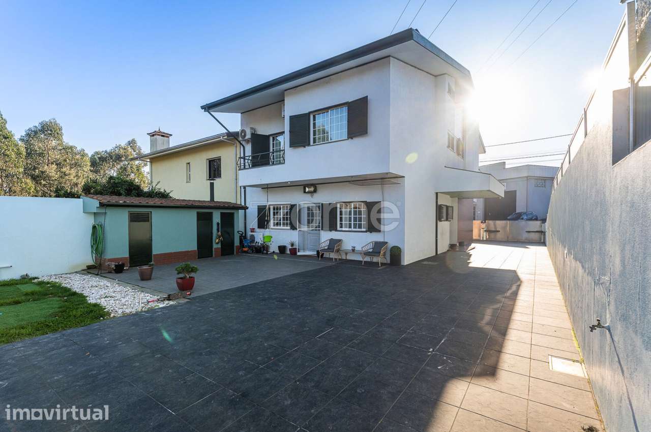 Moradia T4 com pátio, jardim e garagem em Covelas - Trofa