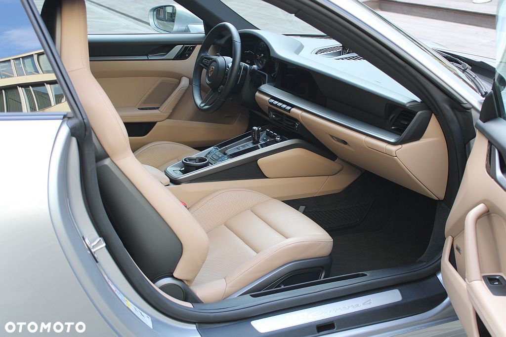 Porsche 911 Carrera 4 - 14
