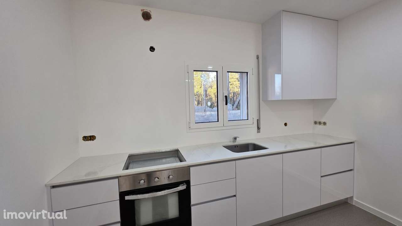 Moradia com dois apartamentos independentes com terreno e armazém. - Grande imagem: 2/55