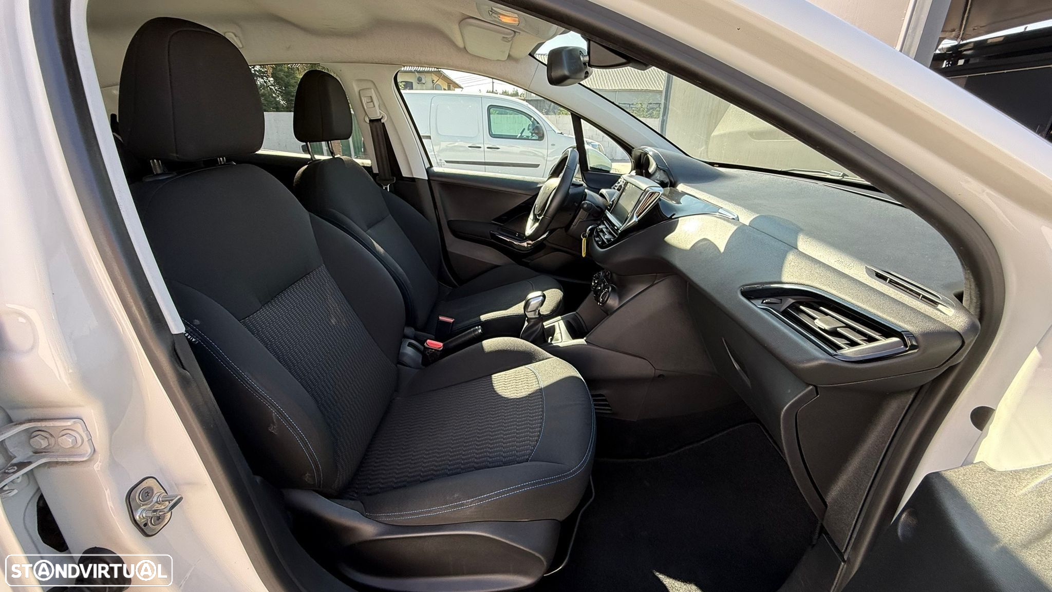 Peugeot 208 1.2 PureTech Signature - 18